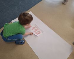 dzieci podczas obchodów dnia numeru alarmowego 112