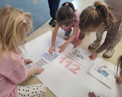 dzieci podczas obchodów dnia numeru alarmowego 112