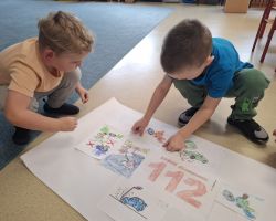 dzieci podczas obchodów dnia numeru alarmowego 112