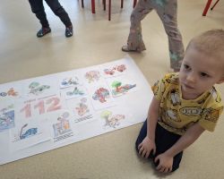 dzieci podczas obchodów dnia numeru alarmowego 112