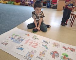 dzieci podczas obchodów dnia numeru alarmowego 112