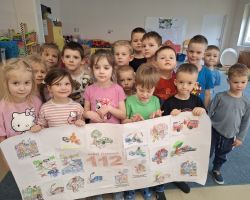 dzieci podczas obchodów dnia numeru alarmowego 112