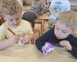 dzieci podczas ochodów dnia kobiet