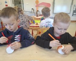 dzieci podczas ochodów dnia kobiet