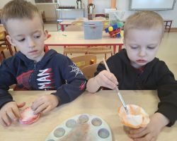 dzieci podczas ochodów dnia kobiet