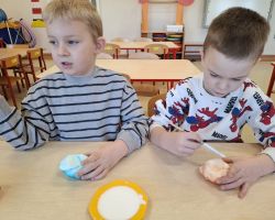 dzieci podczas ochodów dnia kobiet