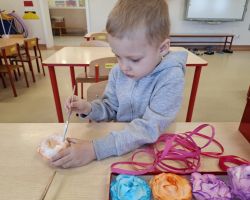 dzieci podczas ochodów dnia kobiet