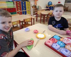 dzieci podczas ochodów dnia kobiet