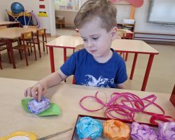 dzieci podczas ochodów dnia kobiet