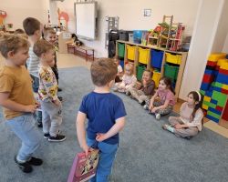 dzieci podczas ochodów dnia kobiet