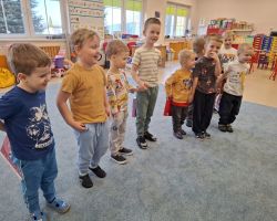 dzieci podczas ochodów dnia kobiet