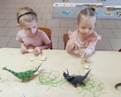 dzieci podczas obchodów Dnia Dinozaura