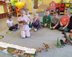 dzieci podczas obchodów Dnia Dinozaura
