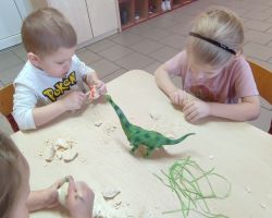 dzieci podczas obchodów Dnia Dinozaura