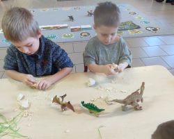 dzieci podczas obchodów Dnia Dinozaura