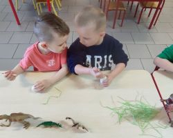 dzieci podczas obchodów Dnia Dinozaura