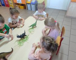 dzieci podczas obchodów Dnia Dinozaura