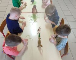 dzieci podczas obchodów Dnia Dinozaura