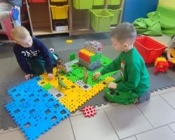 dzieci podczas obchodów Dnia Dinozaura