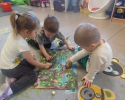 dzieci podczas obchodów Dnia Dinozaura