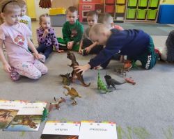 dzieci podczas obchodów Dnia Dinozaura