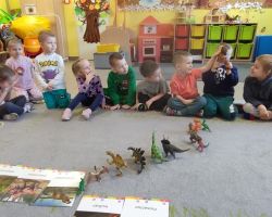 dzieci podczas obchodów Dnia Dinozaura