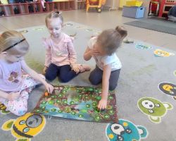 dzieci podczas obchodów Dnia Dinozaura