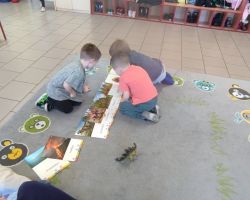 dzieci podczas obchodów Dnia Dinozaura