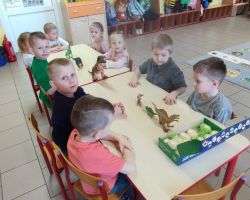 dzieci podczas obchodów Dnia Dinozaura