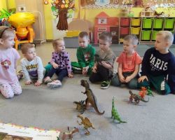 dzieci podczas obchodów Dnia Dinozaura