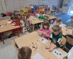 Dzieci poprzez zabawę i ćwiczenia poznają funkcjonownie mózgu