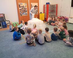 Dzieci poprzez zabawę i ćwiczenia poznają funkcjonownie mózgu