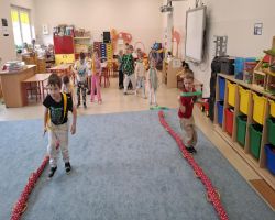 Dzieci poprzez zabawę i ćwiczenia poznają funkcjonownie mózgu