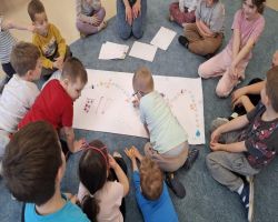 Dzieci poprzez zabawę i ćwiczenia poznają funkcjonownie mózgu