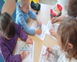 Dzieci poprzez zabawę i ćwiczenia poznają funkcjonownie mózgu