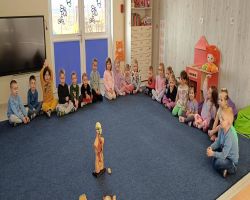 Dzieci poprzez zabawę i ćwiczenia poznają funkcjonownie mózgu