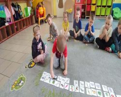 Dzieci poprzez zabawę i ćwiczenia poznają funkcjonownie mózgu