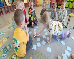 Dzieci poprzez zabawę i ćwiczenia poznają funkcjonownie mózgu