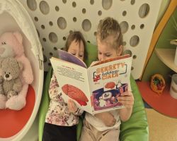 Dzieci poprzez zabawę i ćwiczenia poznają funkcjonownie mózgu
