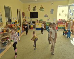 Dzieci poprzez zabawę i ćwiczenia poznają funkcjonownie mózgu