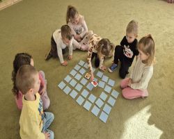 Dzieci poprzez zabawę i ćwiczenia poznają funkcjonownie mózgu