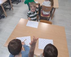 Dzieci poprzez zabawę i ćwiczenia poznają funkcjonownie mózgu