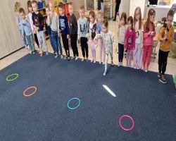 dzieci uczestniczą w zajęciach o akceptacji i tolerancji, wykonują skarpetki nie do pary