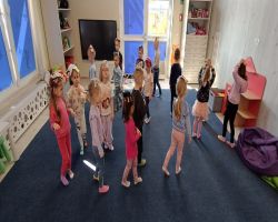 dzieci uczestniczą w zajęciach o akceptacji i tolerancji, wykonują skarpetki nie do pary