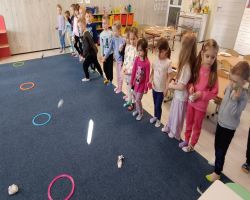 dzieci uczestniczą w zajęciach o akceptacji i tolerancji, wykonują skarpetki nie do pary