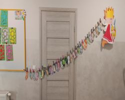 dzieci uczestniczą w zajęciach o akceptacji i tolerancji, wykonują skarpetki nie do pary