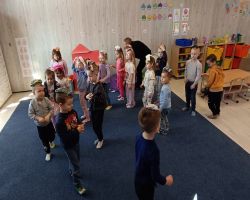 dzieci uczestniczą w zajęciach o akceptacji i tolerancji, wykonują skarpetki nie do pary