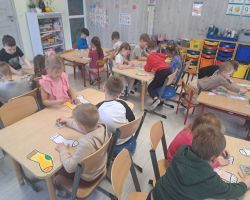 dzieci uczestniczą w zajęciach o akceptacji i tolerancji, wykonują skarpetki nie do pary