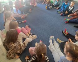 dzieci uczestniczą w zajęciach o akceptacji i tolerancji, wykonują skarpetki nie do pary