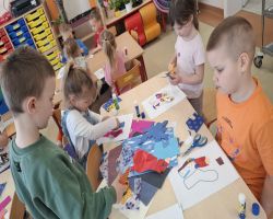 dzieci uczestniczą w zajęciach o akceptacji i tolerancji, wykonują skarpetki nie do pary